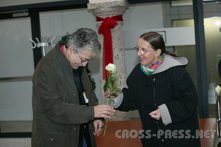 2008.10.25_16.20.32.JPG - Josefa Maurer berreicht auch Dr. Leo Gabriel eine weie Rose fr seinen Einsatz als Pazifist in der heutigen Zeit.