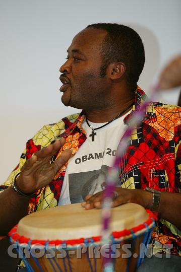 2008.10.25_20.08.51.JPG - Branko Pinto d'Oliviero, Trommler aus dem Kongo.