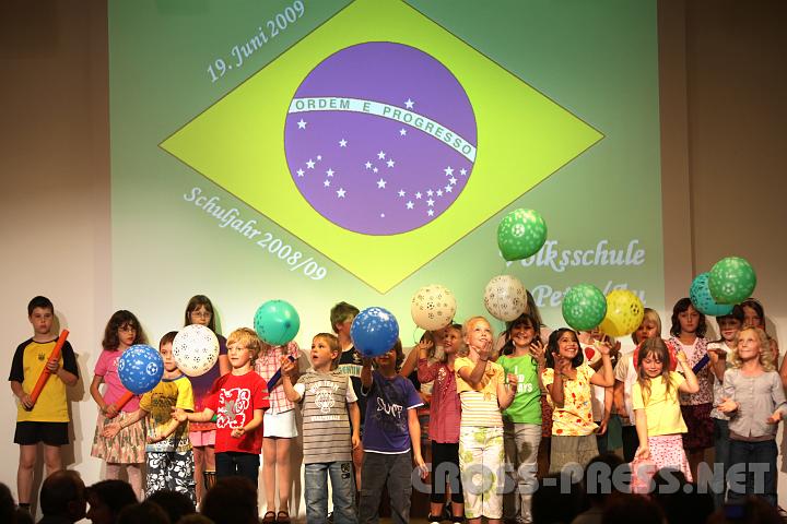 2009.06.19_19.10.42.jpg - Ein Jahr lang haben sich die Kinder fcherbergreifend mit der Problematik der Strassenkinder in Brasilien beschftigt.   Zum Abschluss bereiteten sie eine bunte Benefizveranstaltung im Schloss vor.