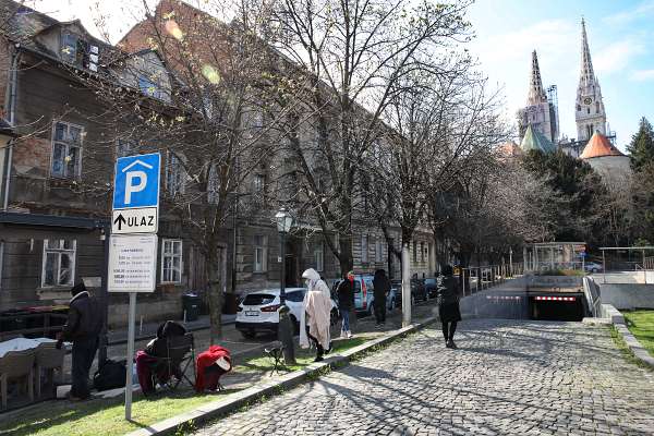 Potres / Erdbeben / Earthquake in Zagreb, Croatia Menschen, wessen Heuser zu stark beschädigt sind um noch bewohnbar zu sein, kampieren auf der Straße. Im Hintergrund beschädigter Dom.