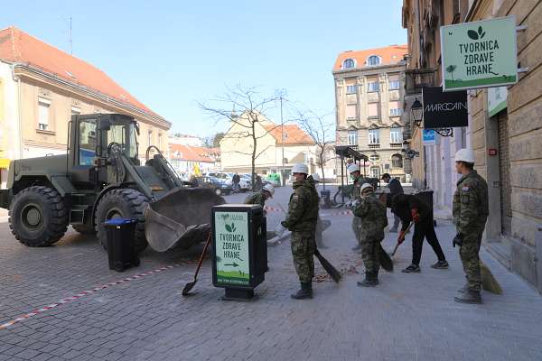Potres / Erdbeben / Earthquake in Zagreb, Croatia Soldaten mit Mundschutz räumen die Straßen.