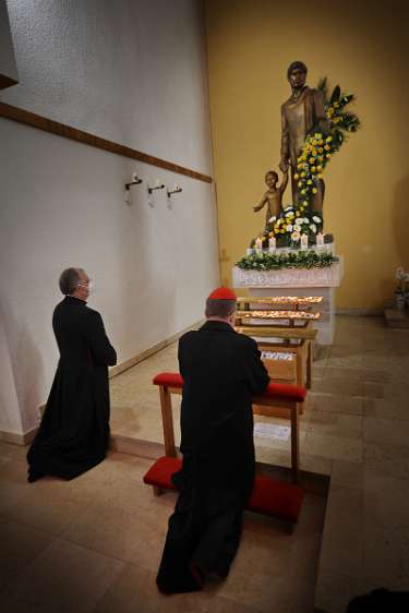 Blagdan sv. Josipa s Kardinalom Kardinal Bozanić i rektor svetišta mons. Sente u molitvi pred statuom sv. Josipa i djeteta Isusa.