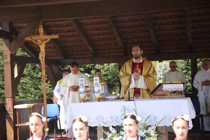 Velika Gospa kod Pavlina na Kamenskom Sv. misu je predvodio fra. Mate Kolak, prior pavlinskog u samostanu Sv.Petar u šumi.