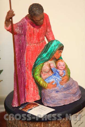 2009.12.06_16.54.45.jpg - "Ein Gott fr alle" nennt Bildhauerin Erna Dupal aus Ulmerfeld diese Keramikarbeit der Heiligen Familie.