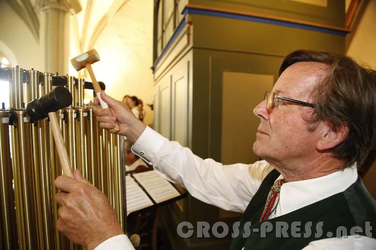 2016.06.26_10.03.07.JPG - Herr Franz Aigner spielt die "Stabglocken" bei der "Wallmersdorfer Glockenmesse" von Anton Steingruber.