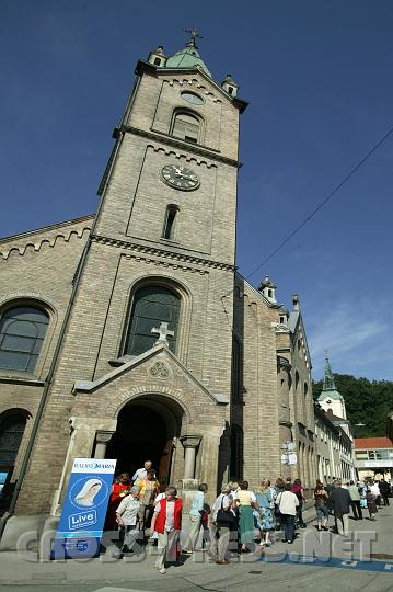 2008.09.06_11.15.31.JPG - In einer Prozession wurde das Allerheiligste feierlich in die neue Studiokapelle bertragen.