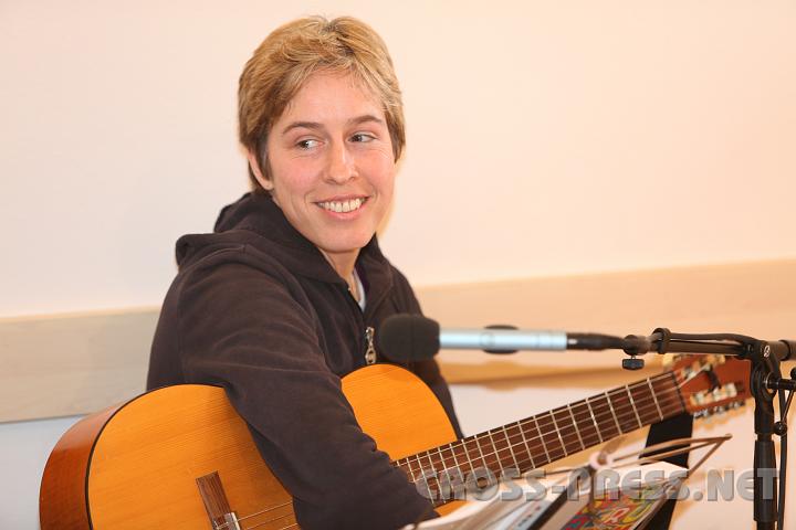 2010.02.20_14.54.54.jpg - Frau Doktor Hbner spielt mit sichtbarer Freude Gitarre.