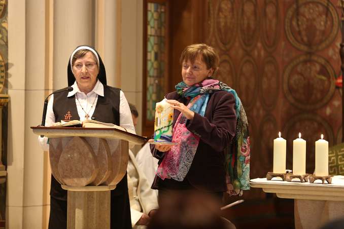 WiederEröffnung der KlosterKirche Generaloberin Schwester Franziska berichtet, wie durch die erfahrene Solidarität ein Freundeskreis entstanden sei. Hier die Kerze der 