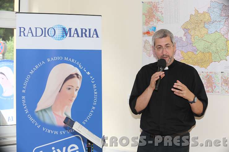2014.06.18_17.33.12.jpg - Programmdirektor Andreas Schätzle präsentiert die Entstehungsgeschichte von Radio Maria.