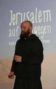 Vortrag Hw. Johannes M. Schwarz über seiner 14.000 km langen Fußwallfahrt von Lichtenstein nach Jerusalem und zurück Jerusalem auf (Um)wegen. ;) Hw. Schwarz bei seinem Vortrag.