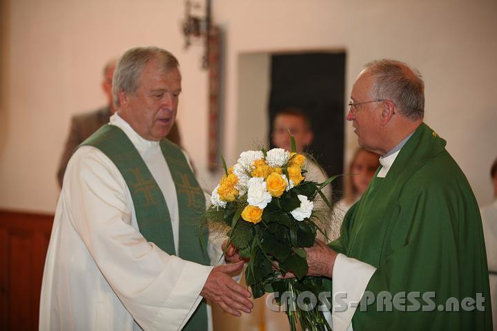 2011.08.28_11.24.43.jpg - Dechant Zarl gratuliert Pfarrer Sonnleitner.