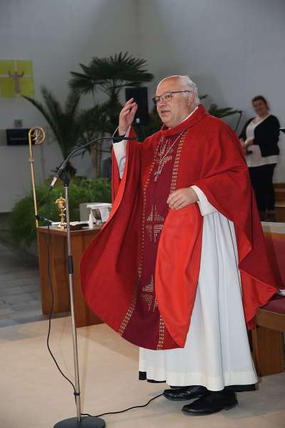 Firmung 2021 Böhlerwerk Im Namen Gottes beginnt Abt Petrus Pilsinger den feierlichen Gottesdienst.