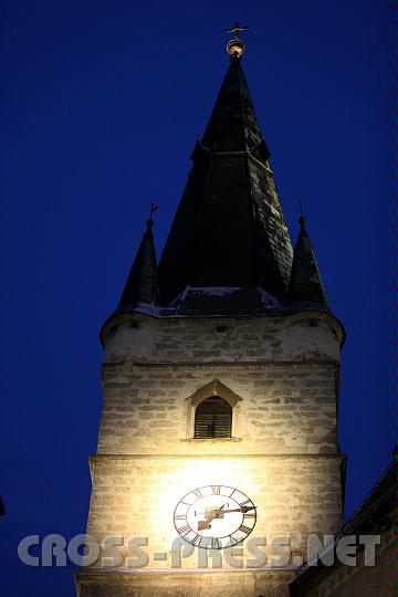 2010.12.17_08.15.51.jpg - Das beleuchtete Ziffernblatt.  Auf einem Hgel erbaut und aus der Ferne gut sichtbar, ist die Stadtpfarrkirche berhmt fr ihre Rundum-Beleuchtung.