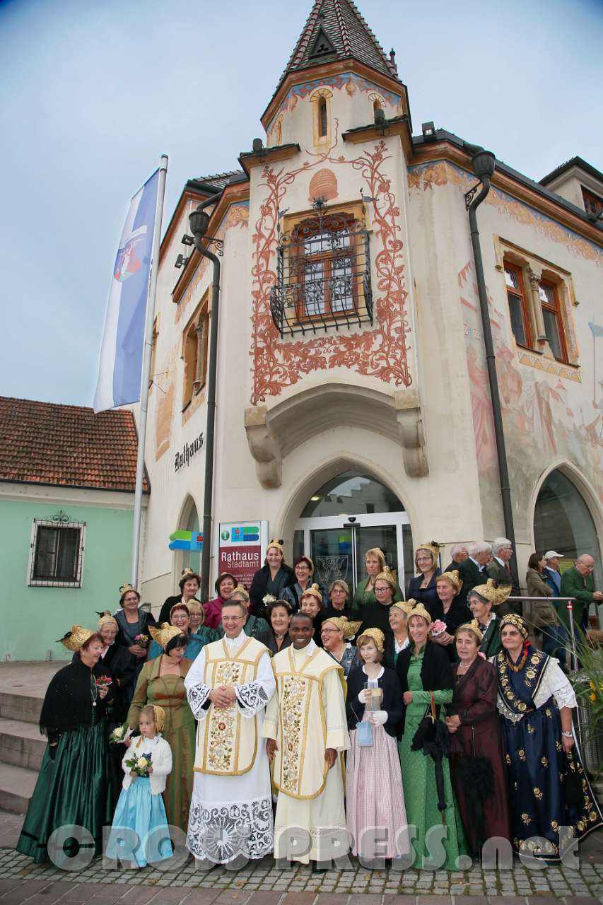 2017.09.10_17.53.21.jpg - Pfarrer Nikolaus Vidovic, seine Mutter (ganz rechts) und Kaplan Marius Oluigbo mit der Goldhaubengruppe Haag.