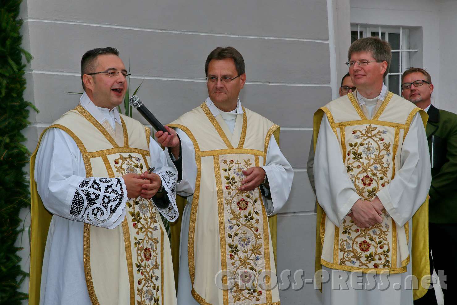 2017.09.10_15.07.05.jpg - Pfarrer Vidović bedankt sich für den Kirchenschlüssel, den ihm Dechant P. Tisch feierlich überreichte.