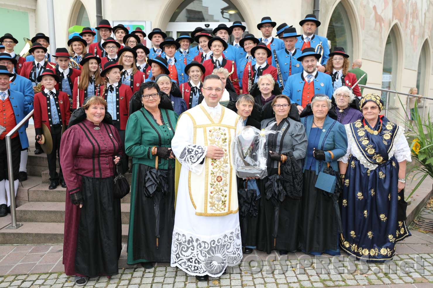 2017.09.10_17.55.20.jpg - Pfarrer Nikolaus Vidović und seine Mutter mit der Trachtenmusikkapelle und den Kopftuchfrauen.