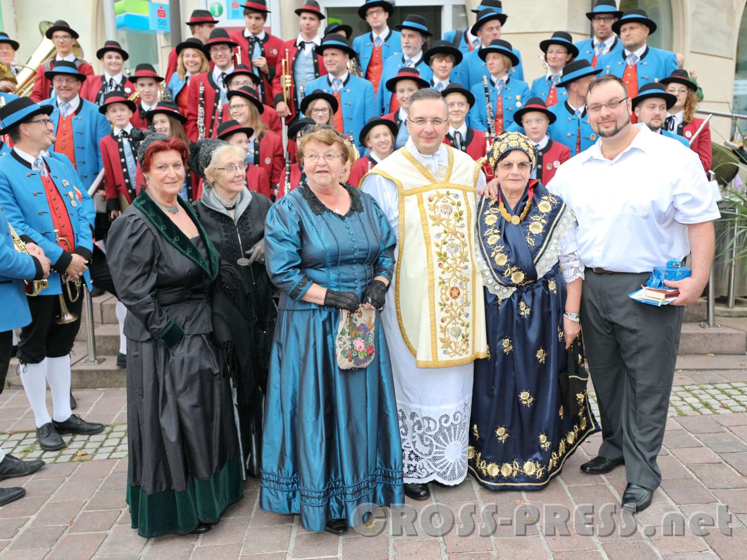 2017.09.10_17.57.32.jpg - Pfarrer Nikolaus Vidović, seine Mutter und sein Bruder mit der Trachtenmusikkapelle und den Perlhaubenfrauen.