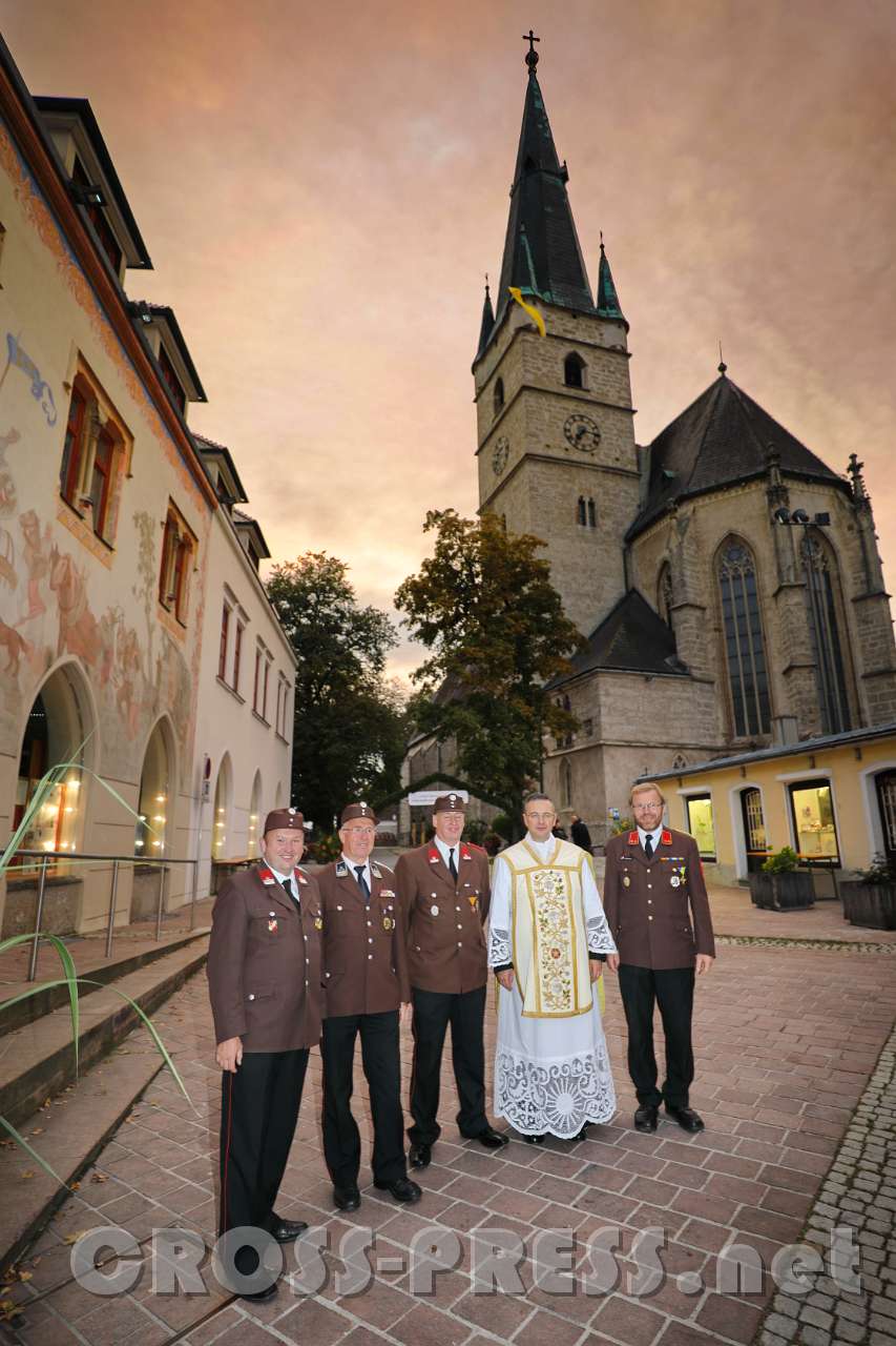 2017.09.10_19.17.06.jpg - Pfarrer Vidović mit einigen Mitgliedern der Freiwilligen Feuerwehr.