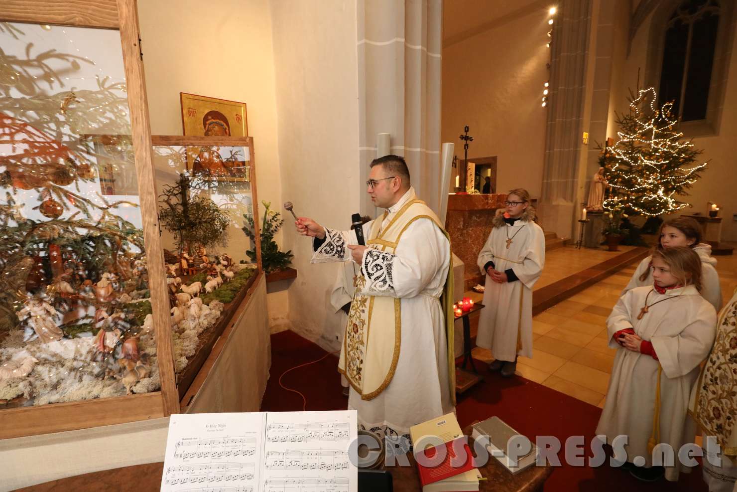 2017.12.25_01.14.31_02.JPG - Pfarrer Vidović segnet die neue Krippe.