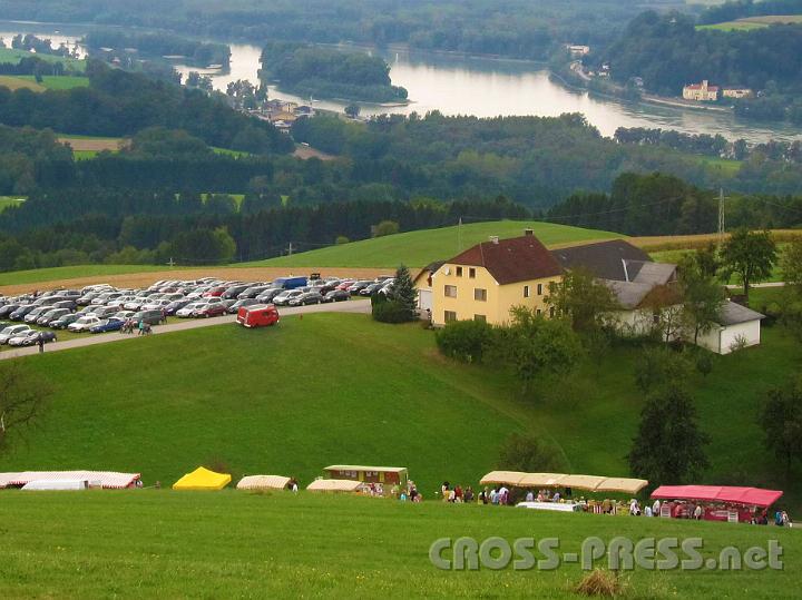 2011.09.18_11.46.48.jpg - Der Kollmitzberg bietet neben der Kirtag auch eine schöne Aussicht auf die Donau und die Alpen.  In der Mitte der einzige Stand mit christlichem Angebot.