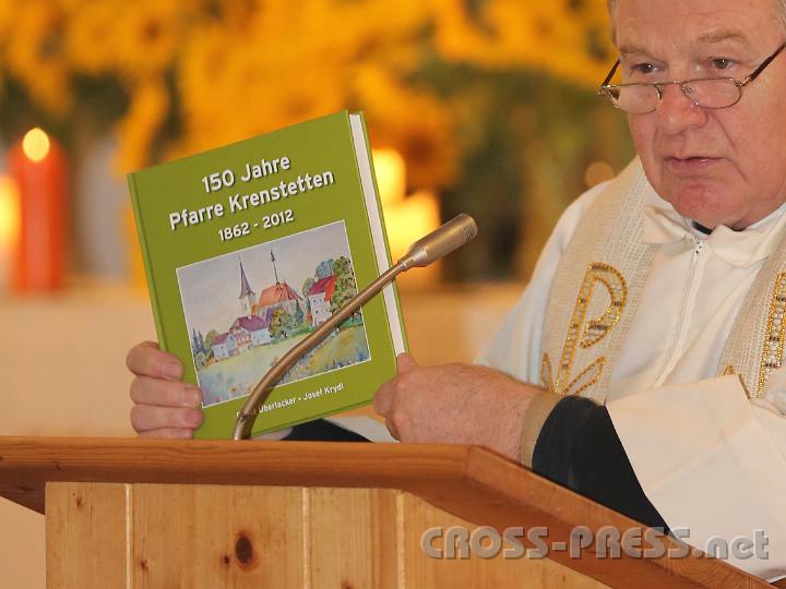 2012.10.13_19.25.00_c.jpg - Pfarrer P.Martin Mayrhofer stellt das Buch zum Jubiläum vor: "150 Jahre Pfarre Krenstetten" von Dr.Franz Überlacker und Josef Krydl.
