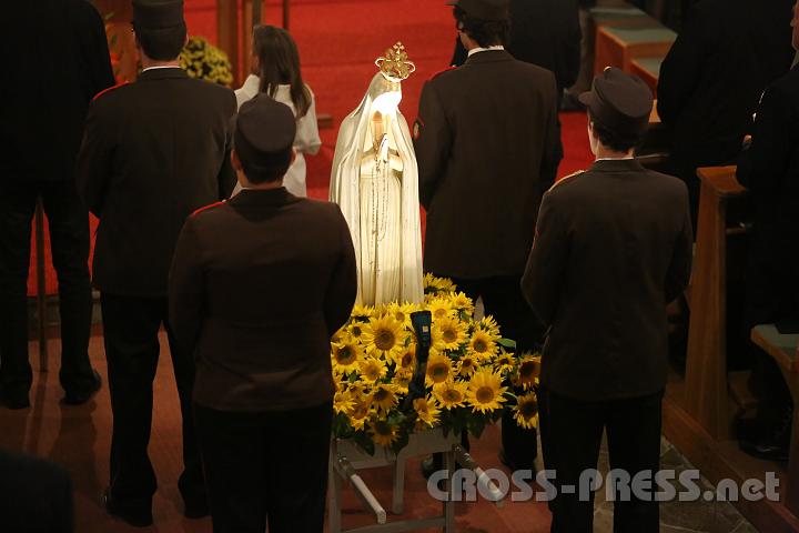 2012.10.13_20.41.10.jpg - Die Muttergottes-Statue wird bei der anschließenden Prozession von Feuerwehrmännern getragen.