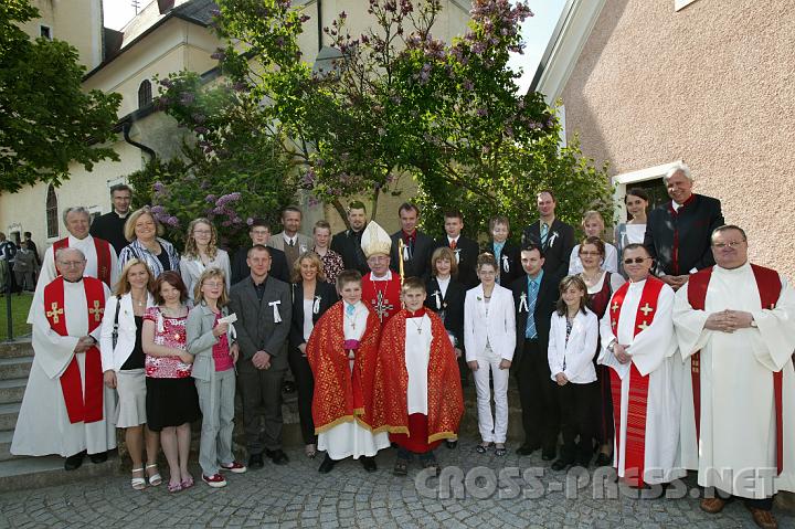 2008.05.24_16.41.15.JPG - Bischof DDr. Klaus Kng nach der Pfarrfirmung mit Firmlingen.