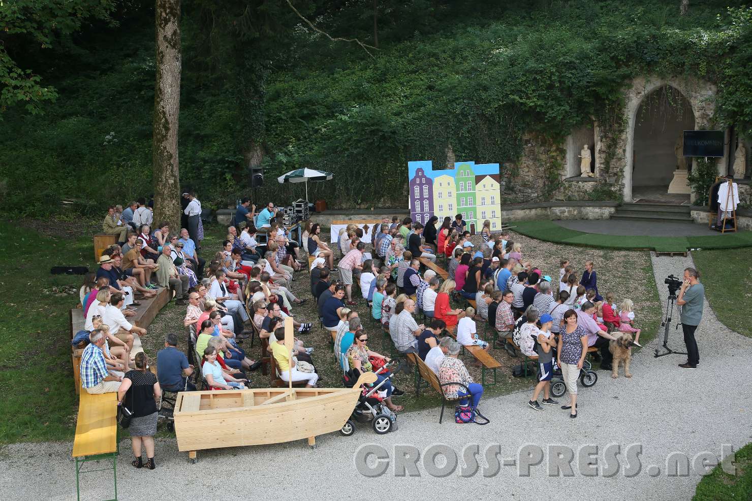 2017.07.29_16.37.26.jpg - Publikum im Schlosspark