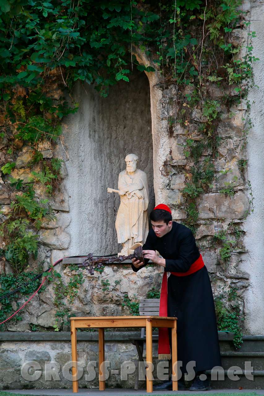 2017.07.29_17.38.14_c.jpg - Erzbischof Karol Wojtyla findet eine "Wanze" im Kruzifix.