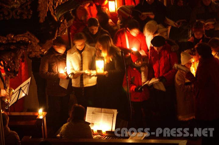 2007-12-22_07.02.21.JPG - Auch der Jugendchor unter der Leitung von Lucia Deinhofer bedarf nur der Kerzenlichter.
