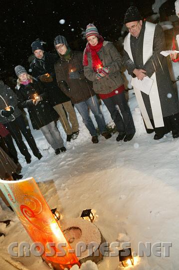 2009.01.28_18.05.14.jpg - Heftiges Schneetreiben strte die Teilnehmer keineswegs, sondern brachte, wie P.Michael sagte, Licht in die Winternacht.