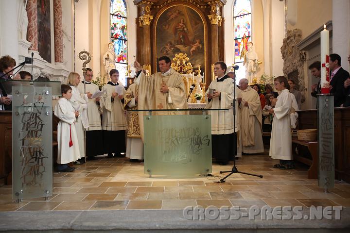 2009.04.19_10.18.14.jpg - Ambo, Altar und Osterkerzenhalter werden geweiht.