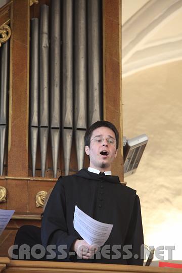 2009.04.19_10.29.07.jpg - Fr.Florian ist Chorleiter.