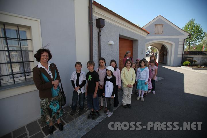 2009.04.19_11.45.37.jpg - Der Chor der Volksschule trug ebenfalls zur Festgestaltung bei.