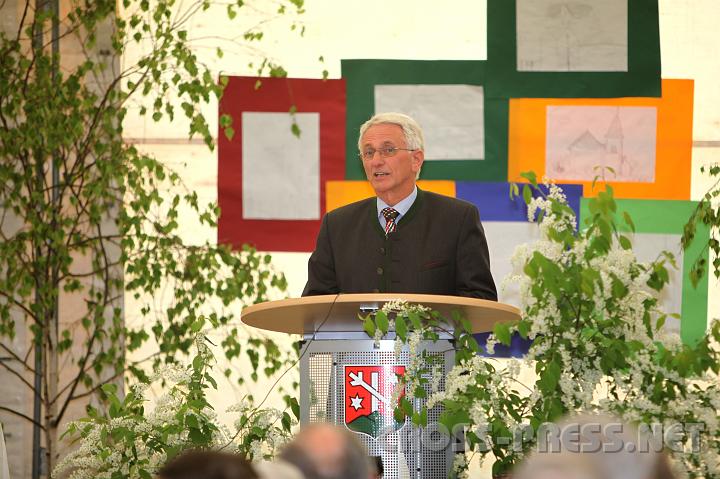 2009.04.19_12.22.08.jpg - Der Seitenstettner Brgermeister Franz Deinhofer erzhlte die Renovierungsgeschichte der Kirche.