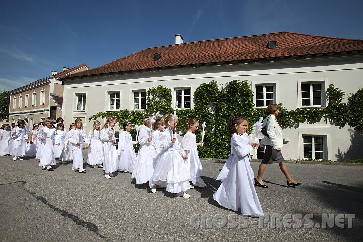 2009.05.21_09.55.22.jpg - Von der Volksschule fhrte die Prozession zur Stiftskirche.