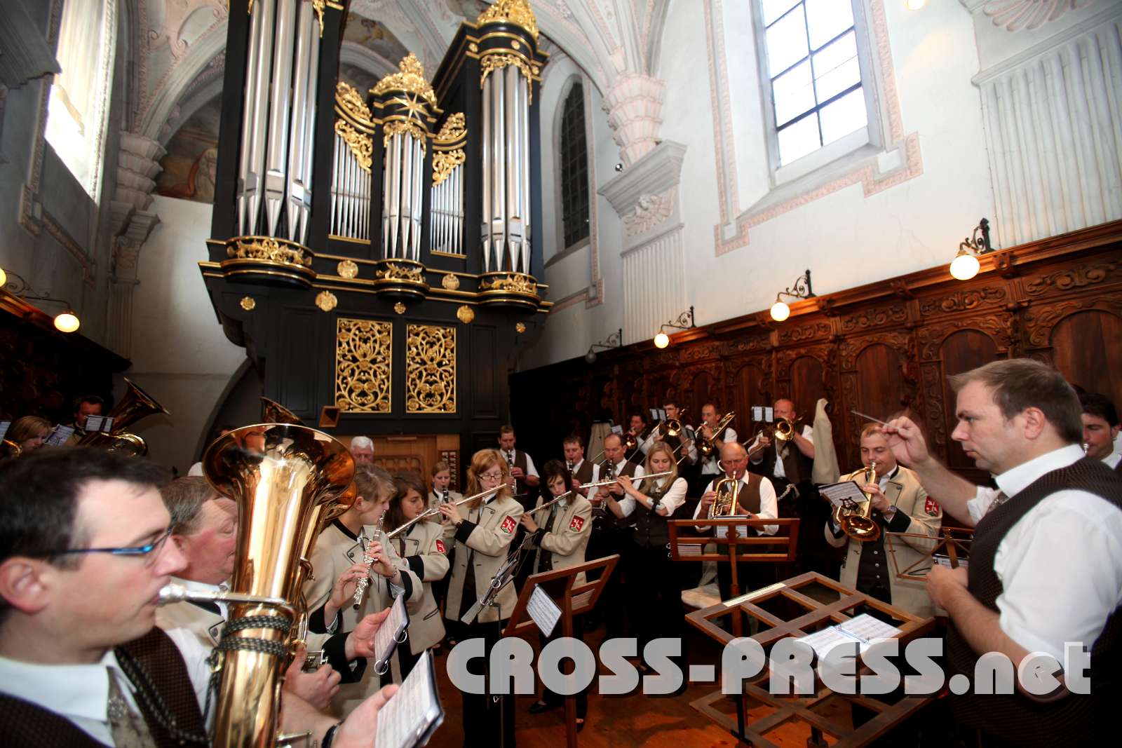 2010.06.06_09.13.31.jpg - Die Musikkapelle gestaltete vom Chor aus die Messe, dirigiert von Kapellmeister Gerald Loibl.