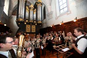 Pfarrvisitation durch Weihbischof Dr.Anton Leichtfried Die Musikkapelle gestaltete vom Chor aus die Messe, dirigiert von Kapellmeister Gerald Loibl.
