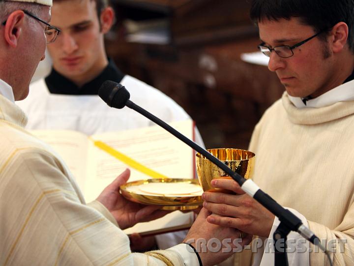 2010.07.10_11.16.58.jpg - P.Florian erhält von Bischof Leichtfried Brot und Wein überreicht.