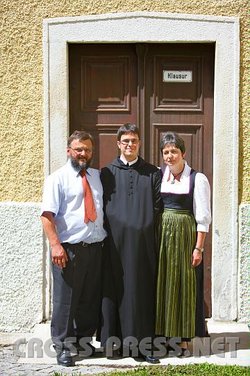 2010.07.10_14.45.25.jpg - Aus der Familie in die Klausur des Klosters:  P.Florian mit seinen stolzen Eltern Josef und Rosi Ehebruster.