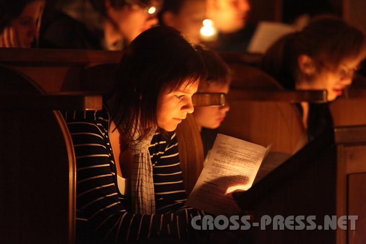 2010.12.03_21.13.44.jpg - Das Chorgesthl der Benediktinermnche besetzen einmal im Monat die Jugendlichen, um ihre eigene Vesper zu feiern.