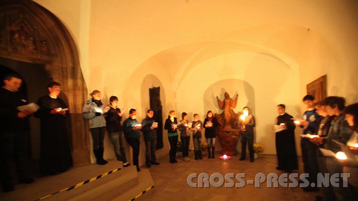 2010.12.03_21.52.05.jpg - Vor der Ritterkapelle bei der Marienstatue wird das Magnifikat gesungen.