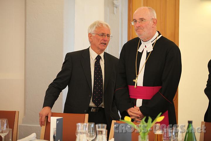 2012.03.21_13.22.17.jpg - Bürgermeister Franz Deinhofer mit Propst Johannes Holzinger vom Augustiner Chorherrenstift St. Florian.