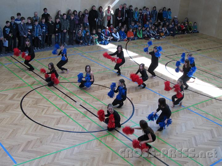 2012.03.21_12.32.00.jpg - Tanzvorführung in Dreiecksformation
