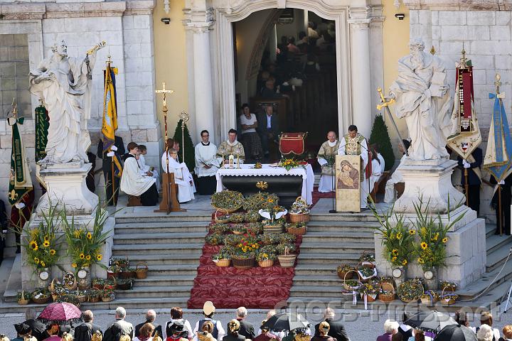 2012.08.15_10.29.56.jpg - Die heilige Festmesse wurde unter dem Hauptportal der Stiftskirche gefeiert.