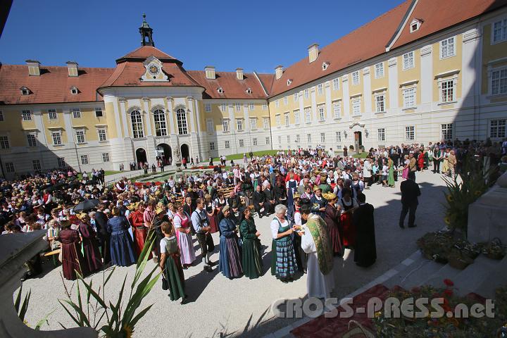 2012.08.15_11.04.55.jpg - Abt Berthold und P.Florian spenden den zahlreichen Wallfahrern die hl. Kommunion.