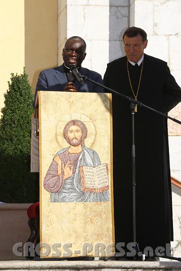 2012.09.16_15.42.23.jpg - Bischof Philip Anyolo verbindet eine langjährige Freundschaft mit Abt Berthold. Er stellte seine Heimatdiözese Homa Bay in Kenia vor.