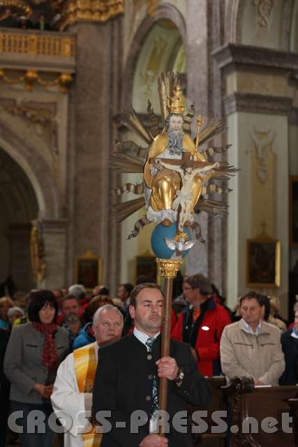 2014.05.04_14.57.45.jpg - Die Pilger ziehen in die Dreifaltigkeits-Basilika ein, zusammen mit Pfarrer P.Franz Hörmann.