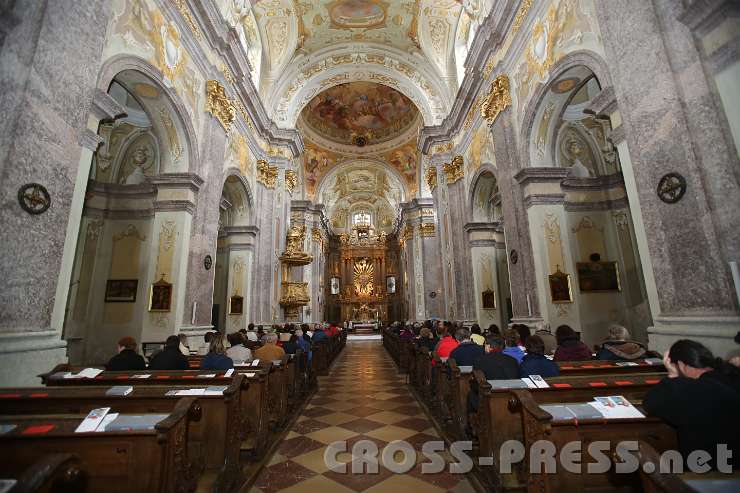 2014.05.04_15.48.41.jpg - Der monumentale Innenraum der Basilika Sonntagberg.