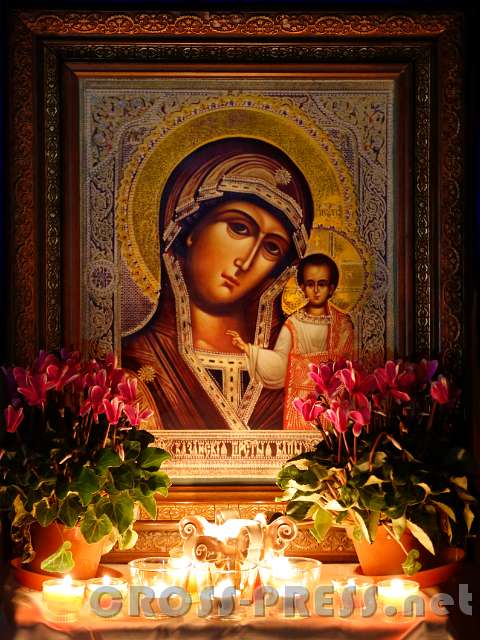 2015.10.31_21.24.25_r.JPG - Die wundserschöne Ikone der Muttergottes von Kazan wurde in der Ritter-Kapelle ausgestellt.